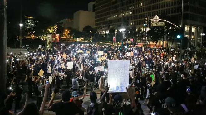 Estimated 10.000 people protest at Los Angeles City Hall
