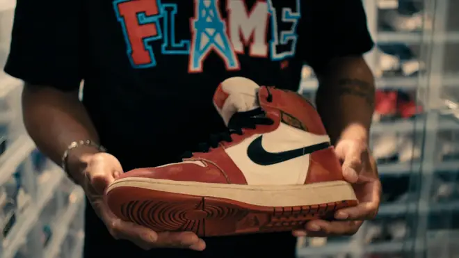 One Man And His Shoes tells the story of the phenomenon of Air Jordan sneakers.