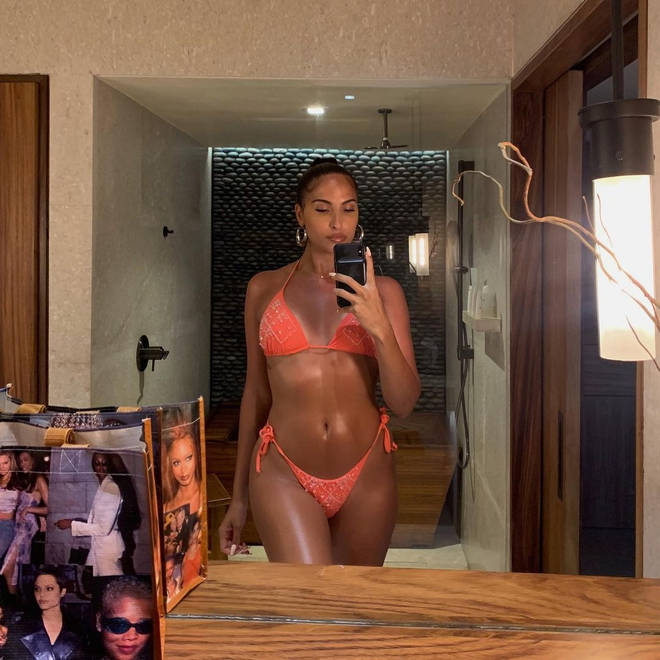 Snog Aalegra racked up the likes with this stunning mirror selfie.