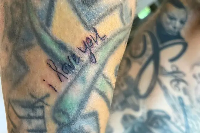 Kourtney Kardashian gave her boyfriend Travis Barker a tattoo reading "i love you&squot; on his arm.