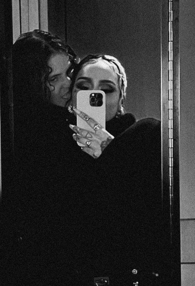 070 Shake and Kehlani pose for a mirror selfie