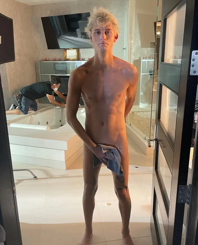 Machine Gun Kelly strips down in nude Instagram selfie