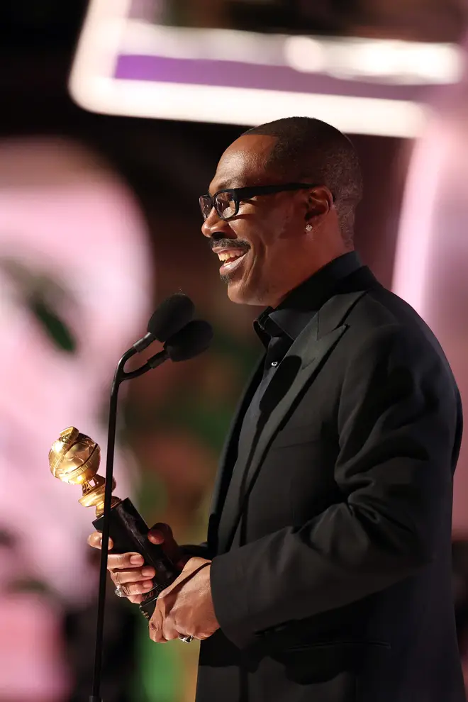 Eddie Murphy acceptint an award at the Golden Globe Awards.